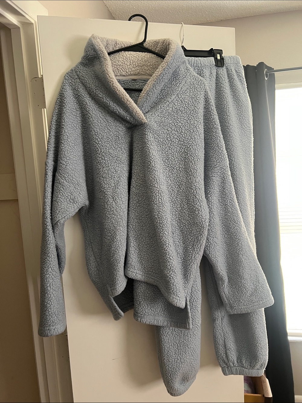 Amazon Women's Light Blue Sherpa Fleece Lounge Set - Cozy Pullover & Joggers